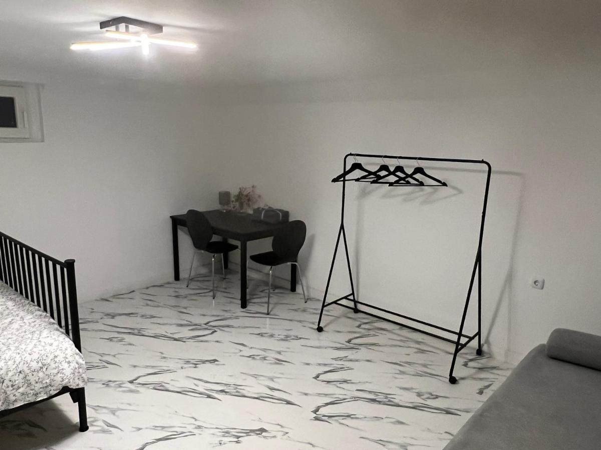 Nice Calm Souterrain Appertment In Ratingen Exterior foto
